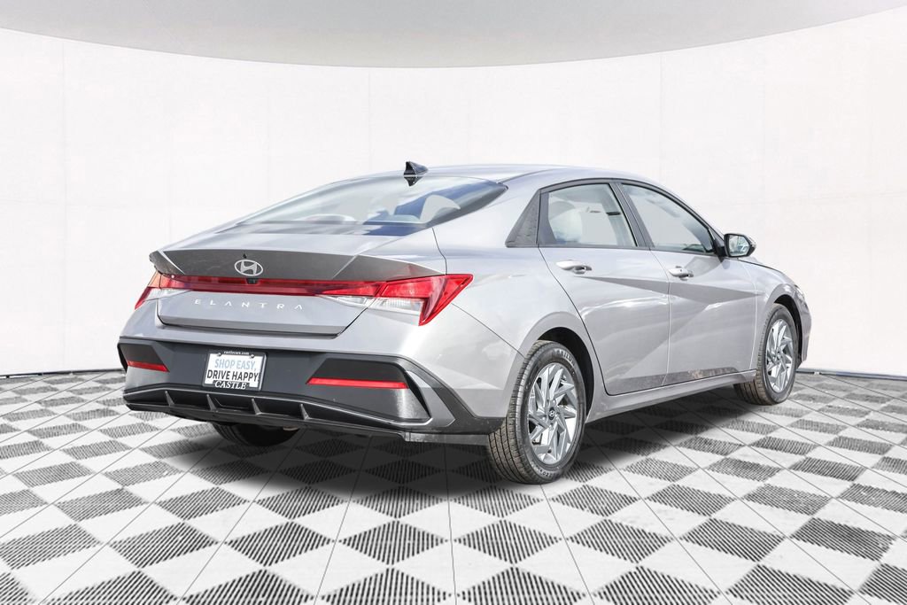 Used 2024 Hyundai Elantra SEL FWD image 12