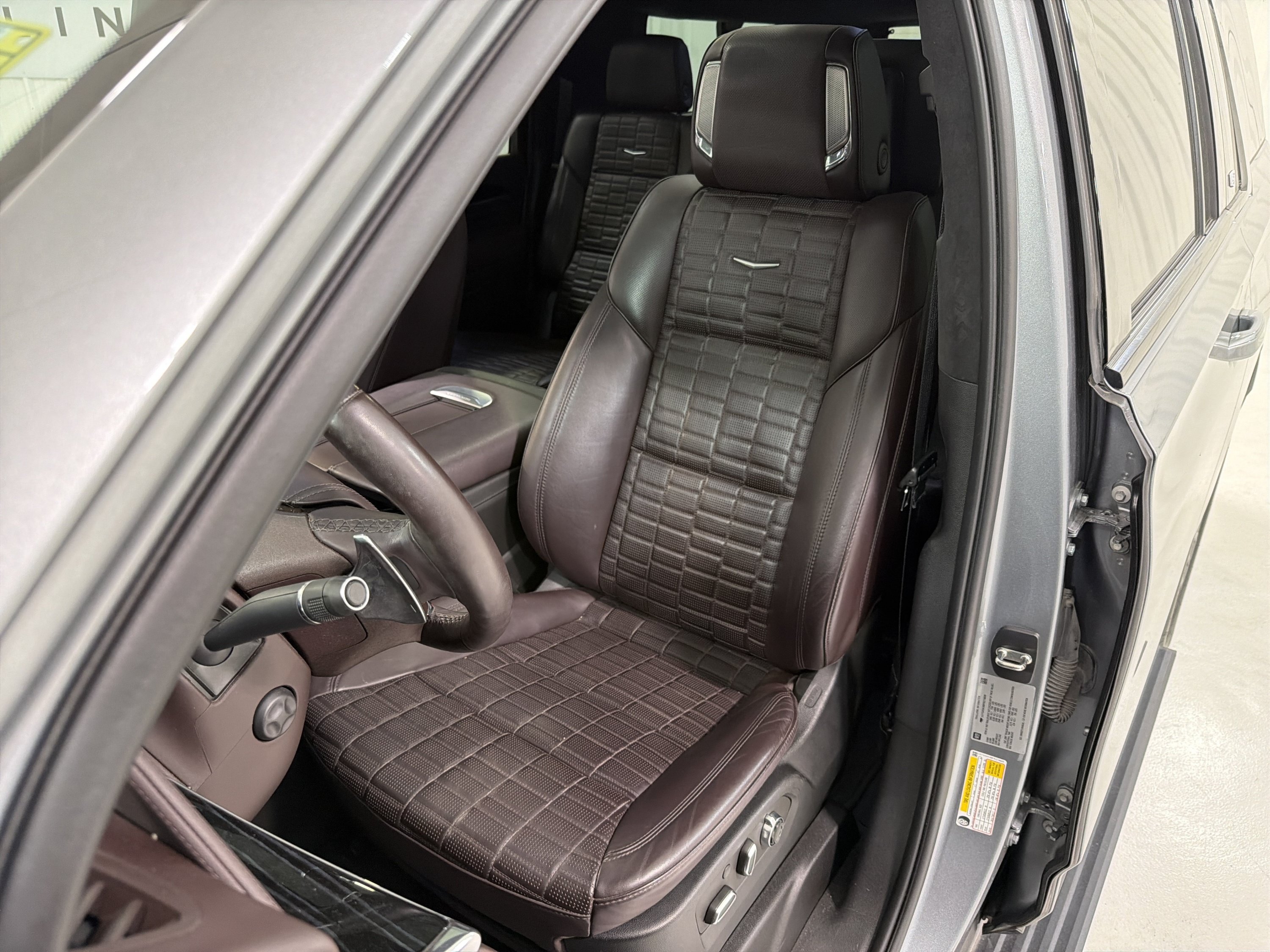 Used 2023 Cadillac Escalade ESV V AWD/4WD image 10