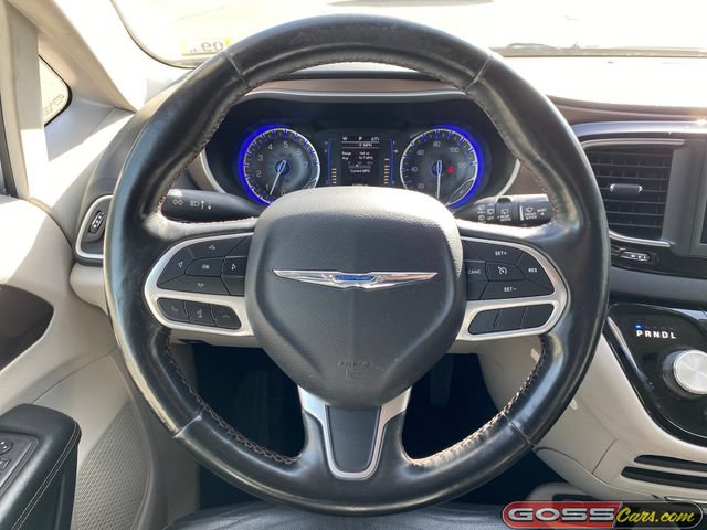 Used 2019 Chrysler Pacifica Touring-L FWD image 16