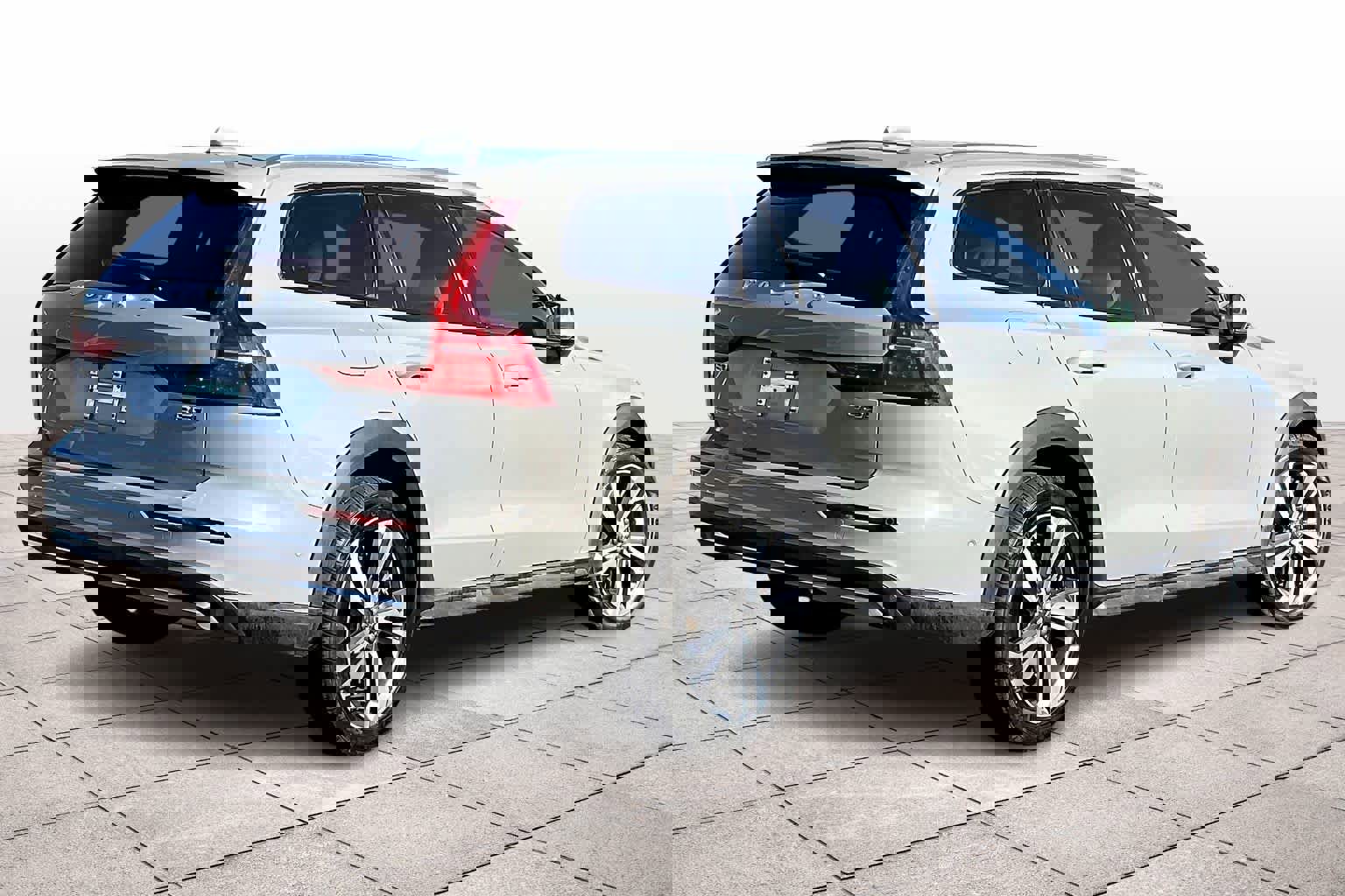 Used 2024 Volvo V60 B5 Cross Country Plus image 16