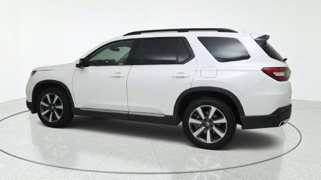 Used 2025 Honda Pilot Touring image 3