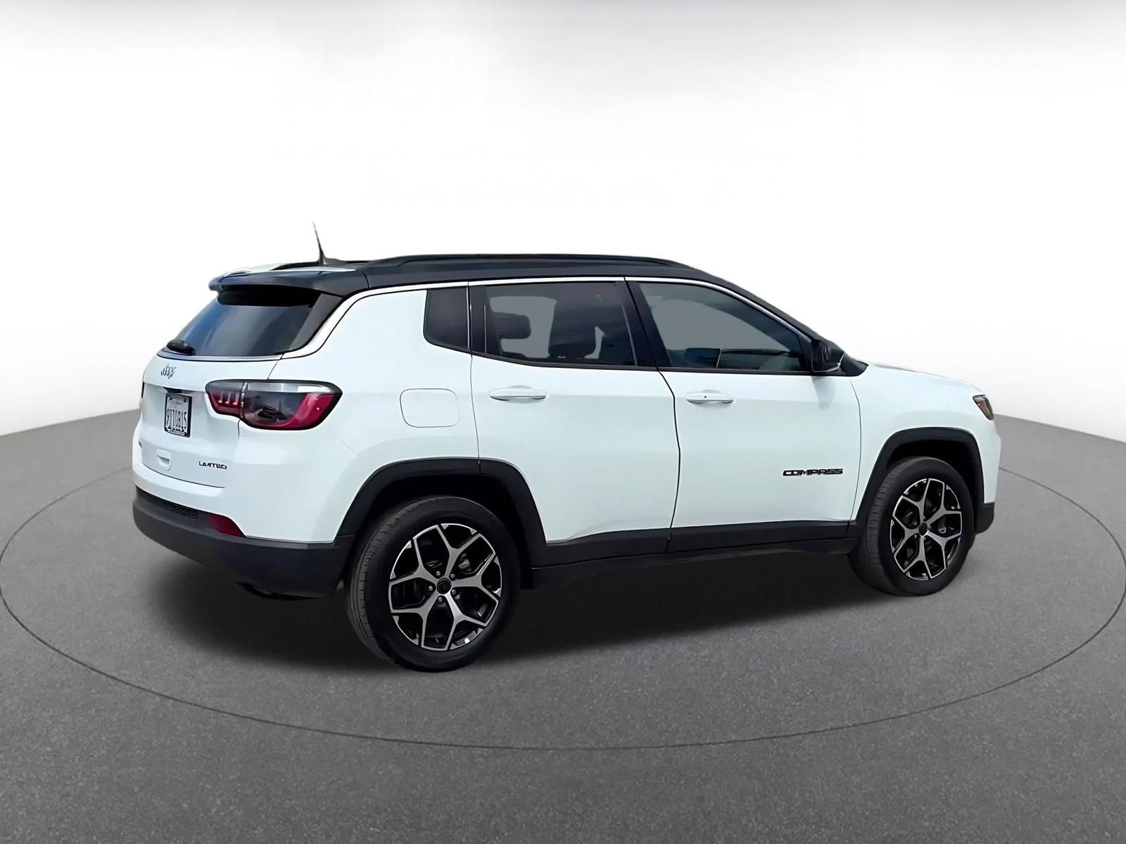 Used 2025 Jeep Compass Limited image 14