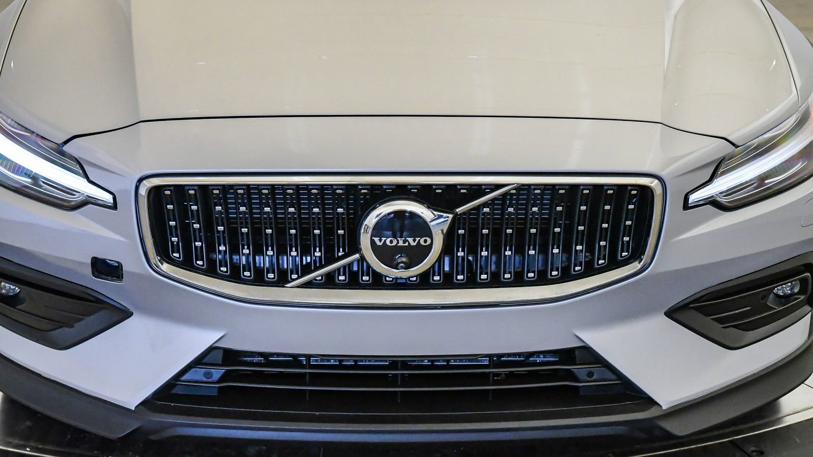 Certified 2025 Volvo V60 B5 Cross Country Plus image 8