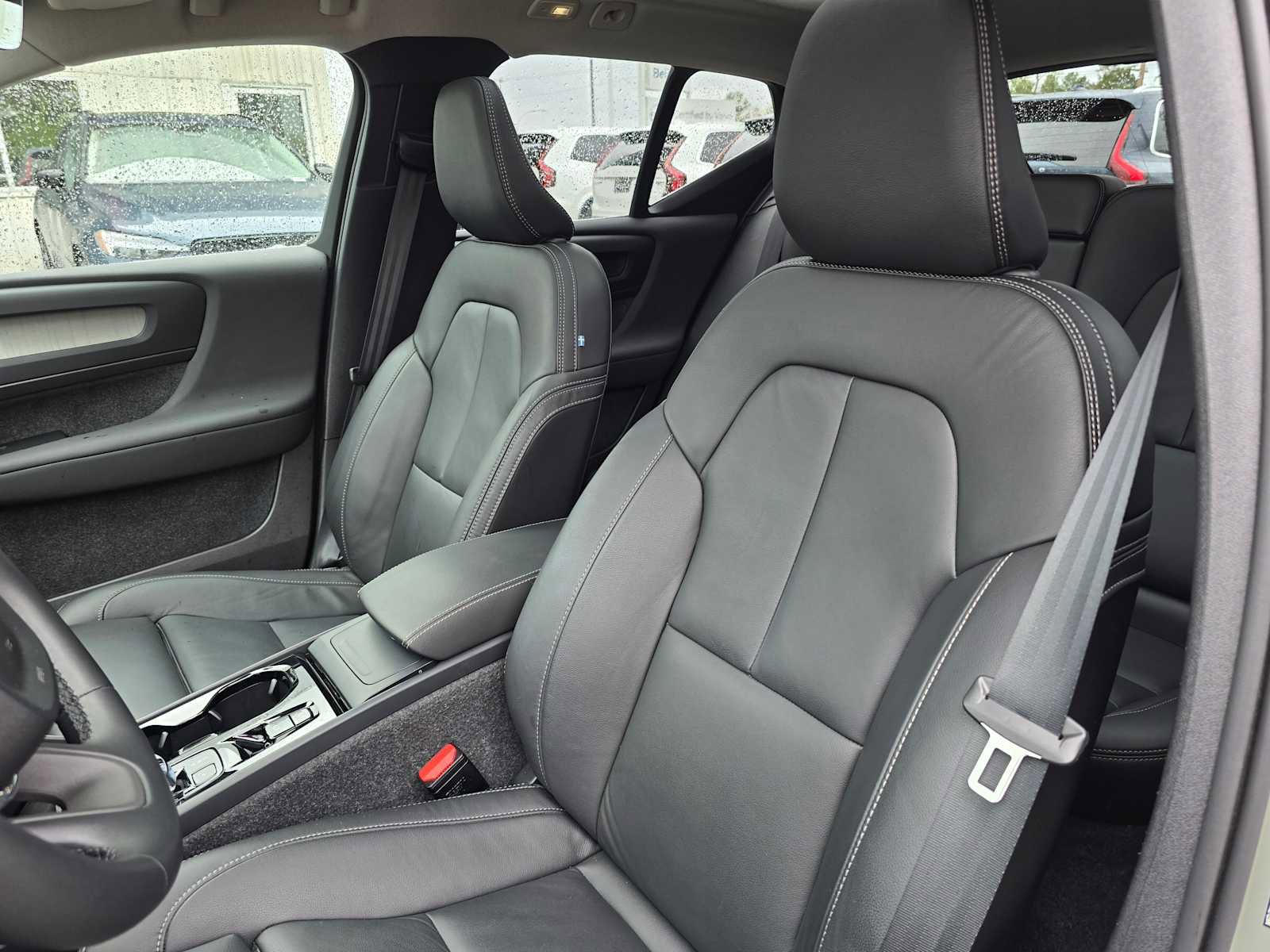 Certified 2025 Volvo XC40 B5 Plus AWD/4WD image 22