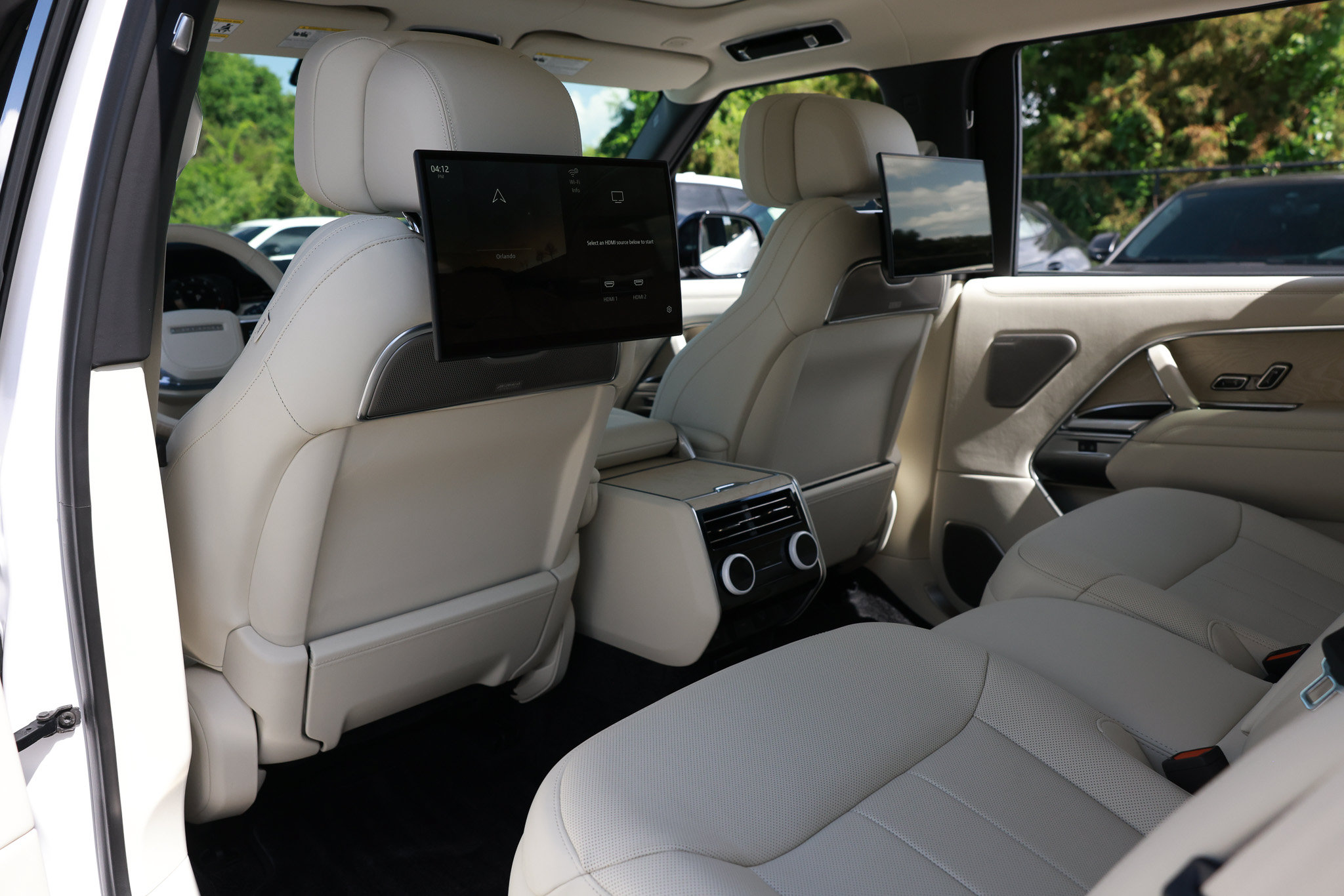 Used 2025 Land Rover Range Rover SV AWD/4WD image 6