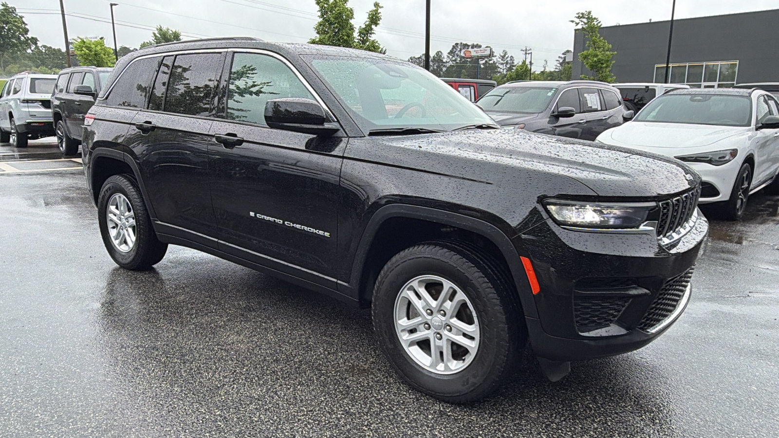 Used 2024 Jeep Grand Cherokee Laredo w/ Luxury Tech Group I AWD/4WD image 5