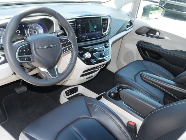 Used 2023 Chrysler Pacifica Touring-L w/ Uconnect Theater Family Group AWD/4WD image 14