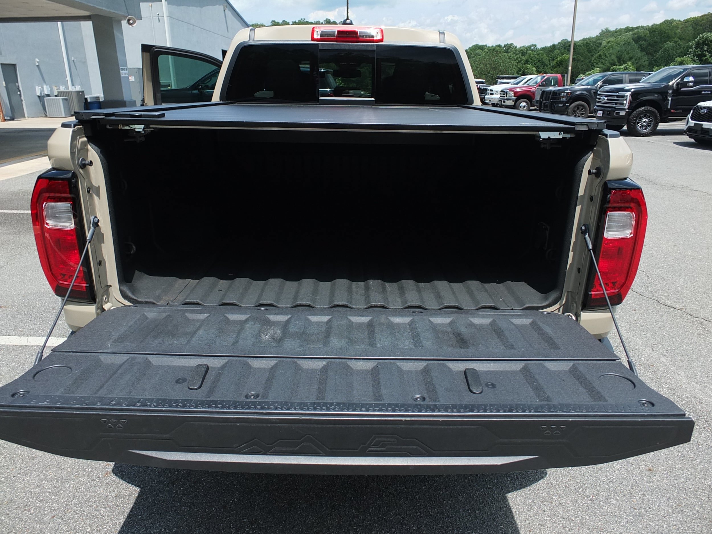 Used 2024 GMC Canyon Elevation w/ Elevation Premium Package AWD/4WD image 10