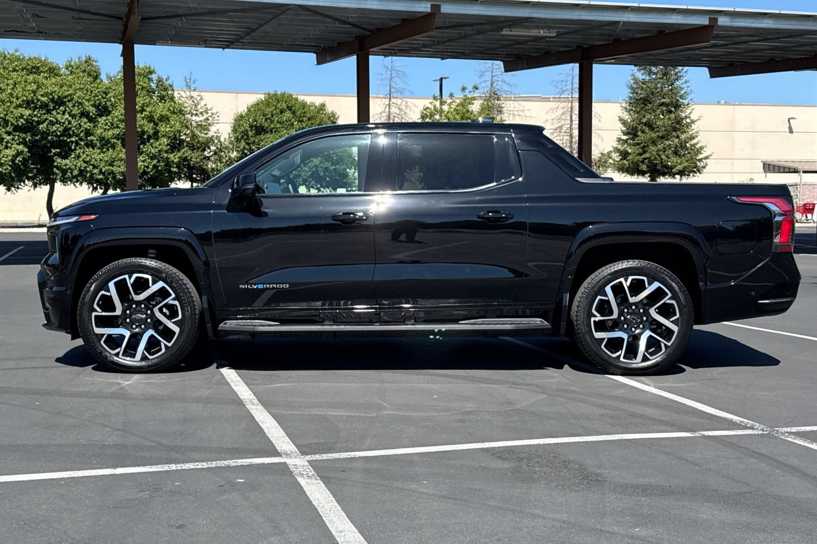 Used 2025 Chevrolet Silverado EV RST AWD/4WD image 14