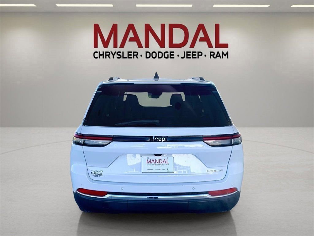 Used 2023 Jeep Grand Cherokee Laredo image 7