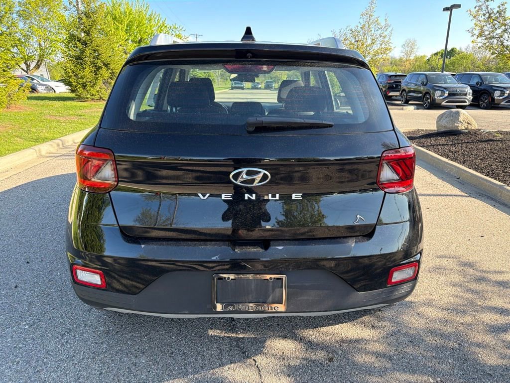 Used 2022 Hyundai Venue SEL FWD image 4