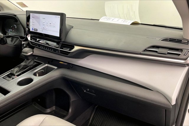 Used 2025 Toyota Sienna XLE image 16
