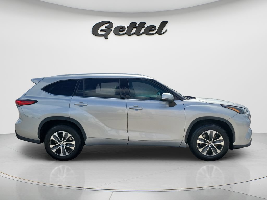 Used 2022 Toyota Highlander XLE FWD image 5