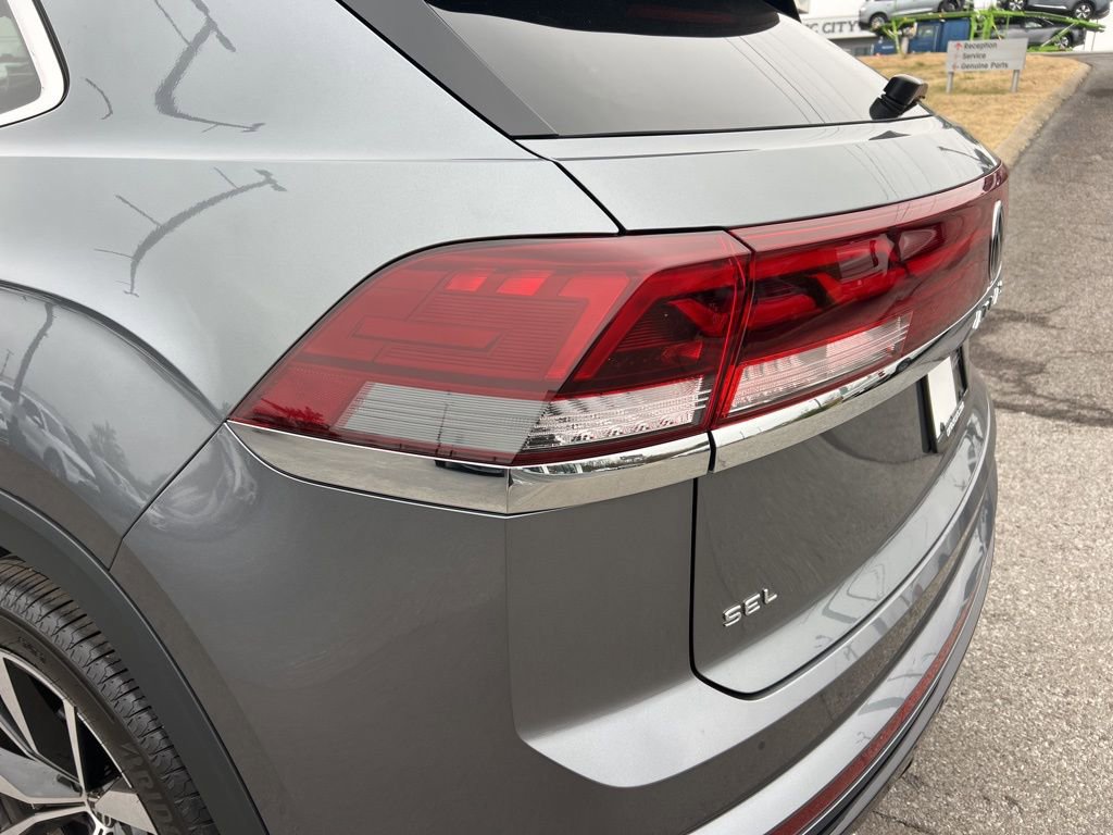 Used 2025 Volkswagen Atlas Cross Sport SEL Premium R-Line image 13