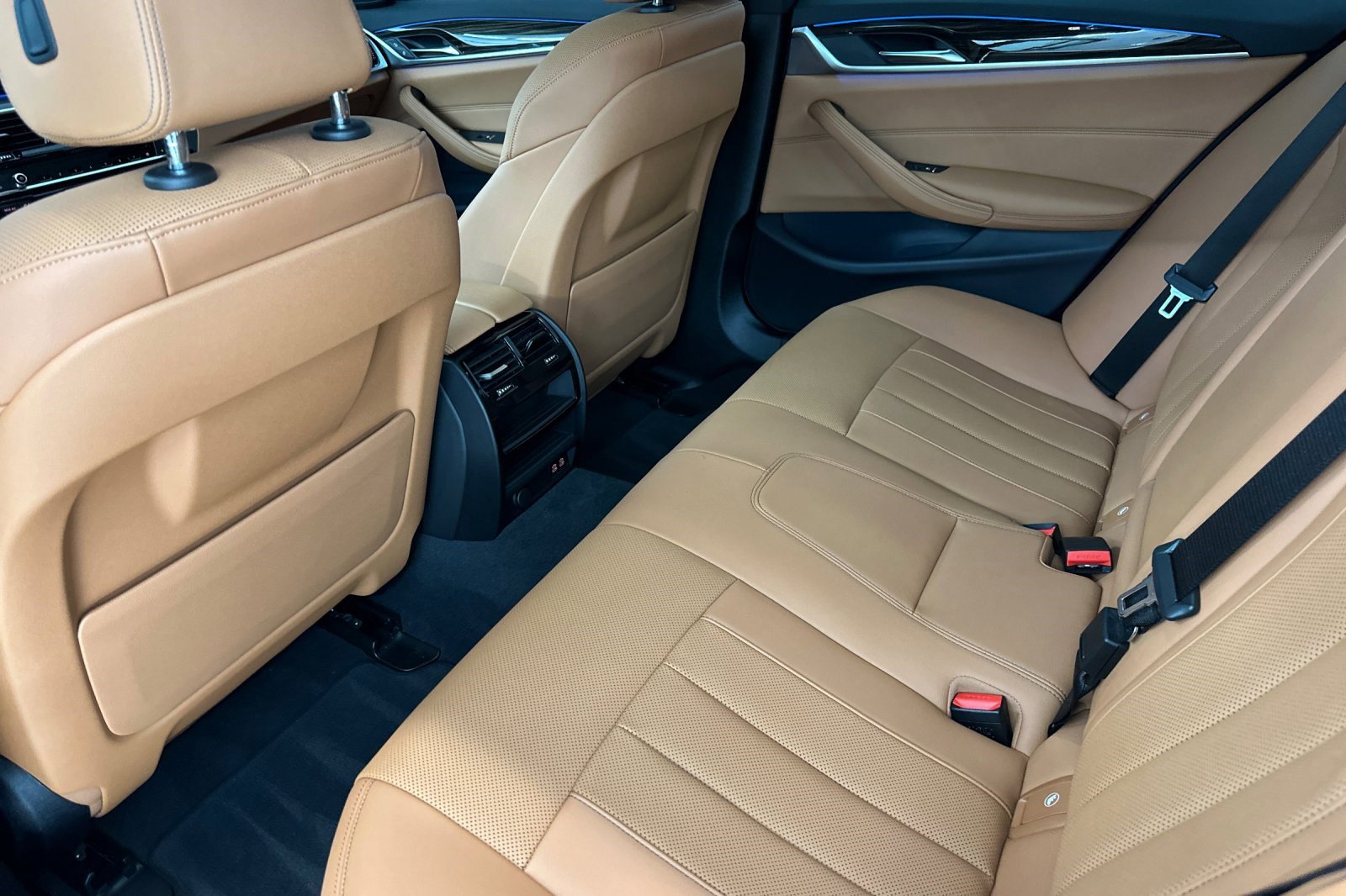 Certified 2023 BMW 530e w/ Convenience Package image 25