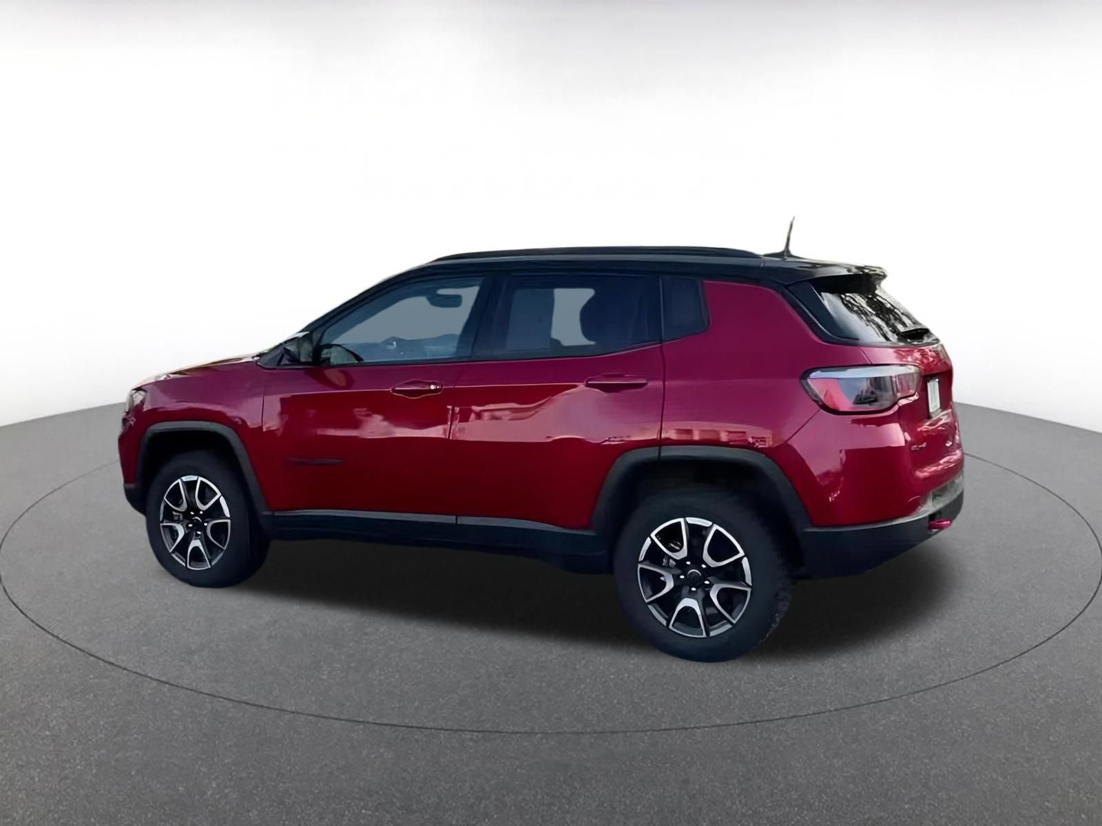 Used 2025 Jeep Compass Trailhawk image 4