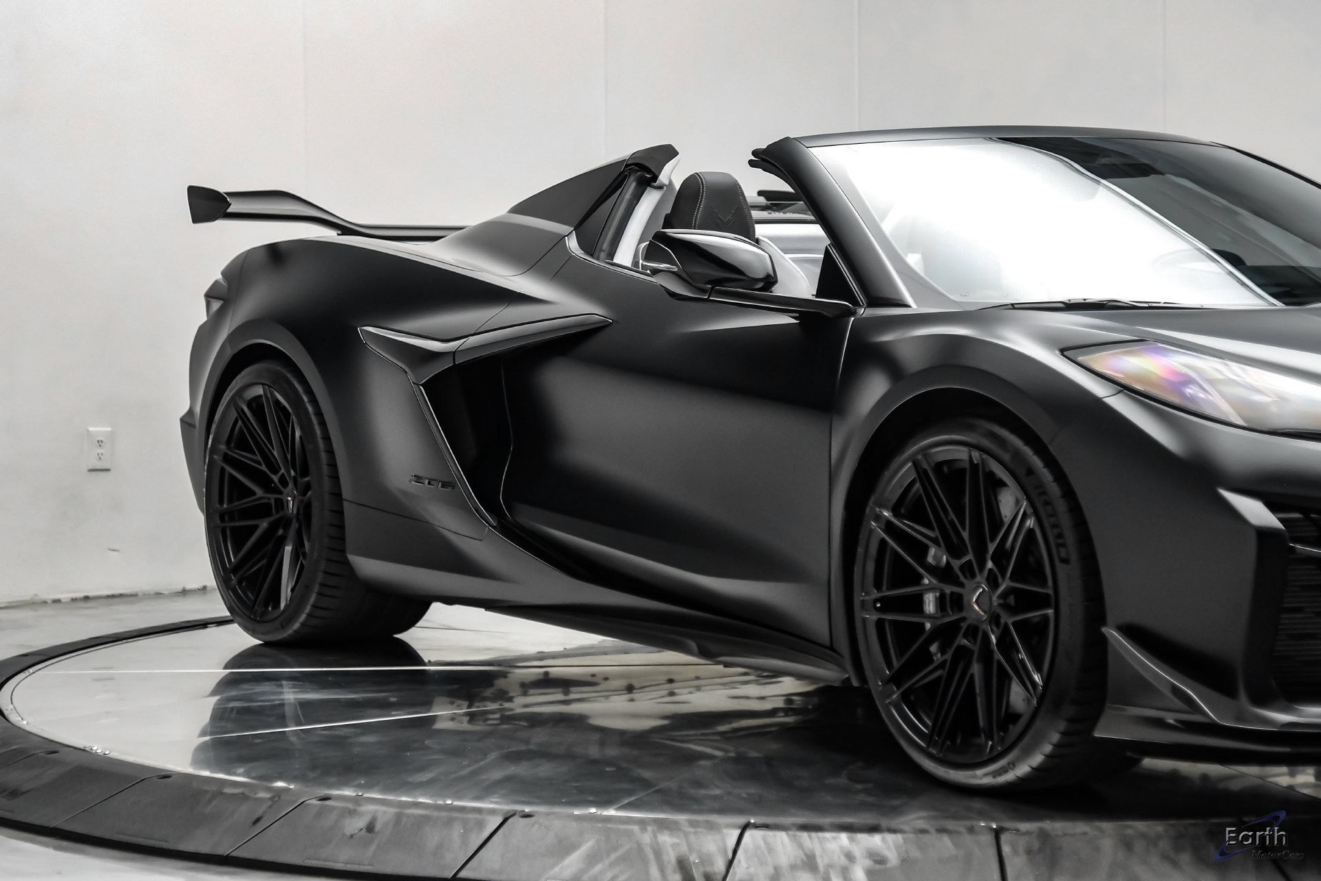 Used 2024 Chevrolet Corvette Z06 w/ Z07 Performance Package RWD image 32