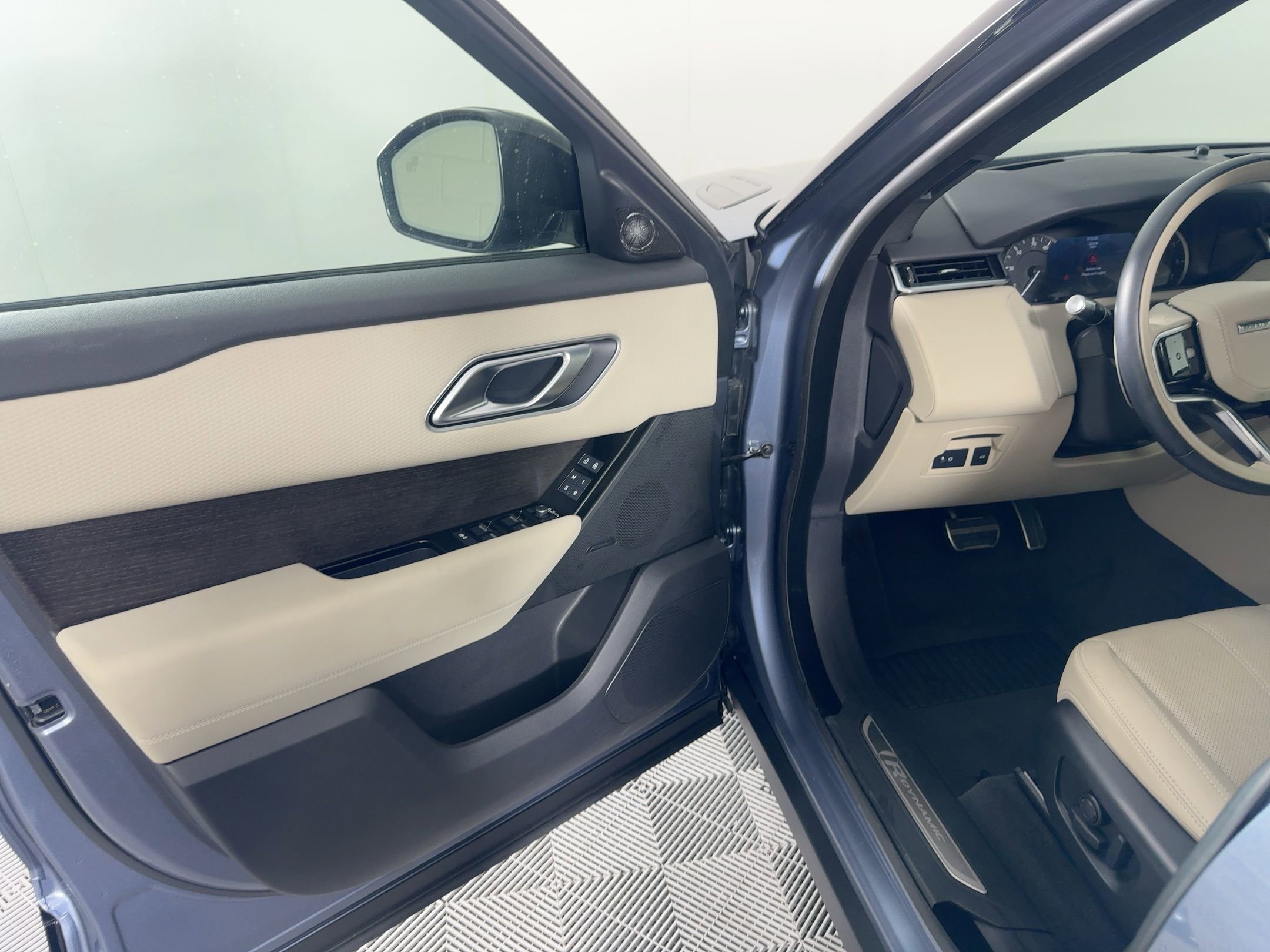 Used 2023 Land Rover Range Rover Velar R-Dynamic S image 5