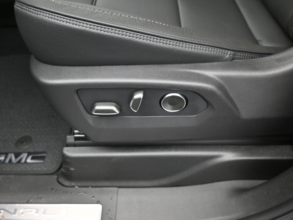 New 2025 GMC Yukon XL Denali w/ Denali Reserve Package image 10