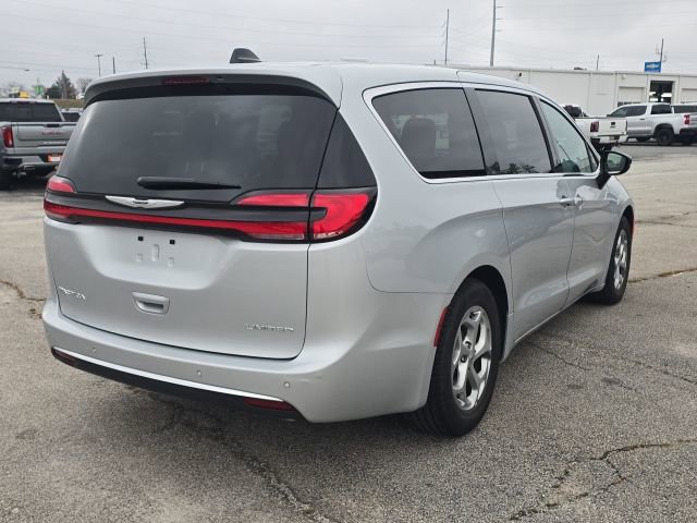 Used 2024 Chrysler Pacifica Limited image 5