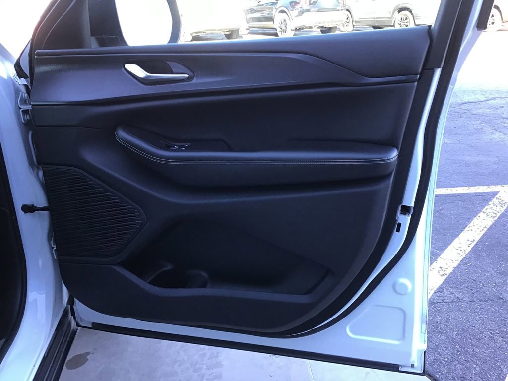 Used 2023 Jeep Grand Cherokee L Laredo image 7