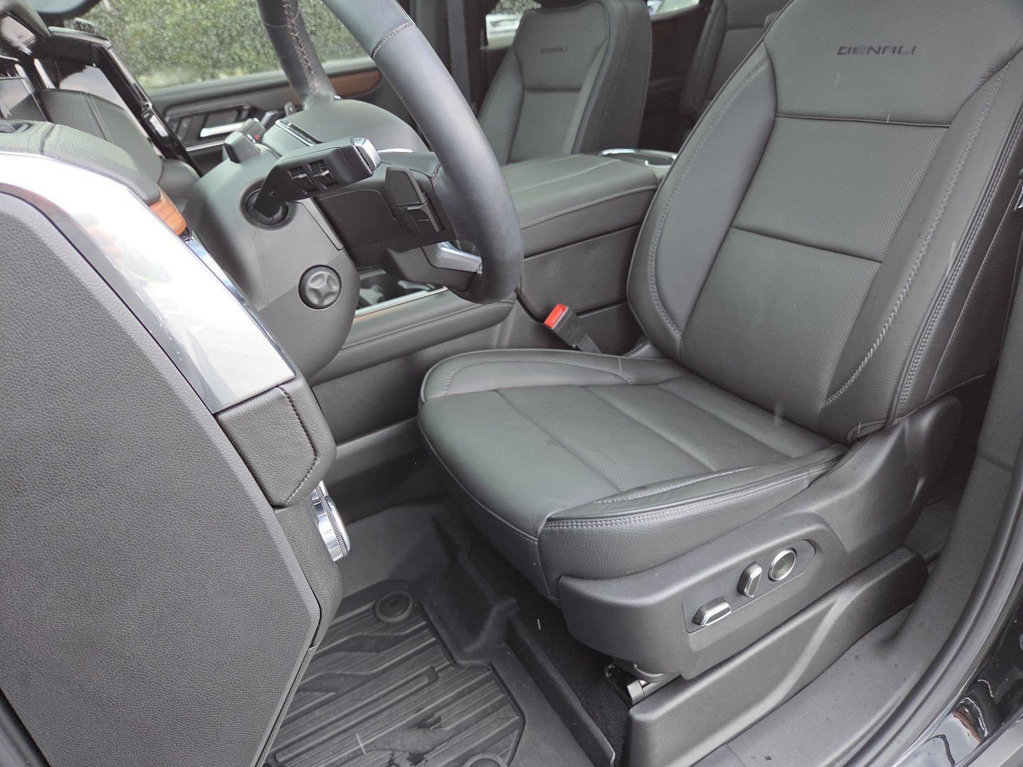 Used 2026 GMC Yukon Denali w/ Denali Reserve Package AWD/4WD image 33