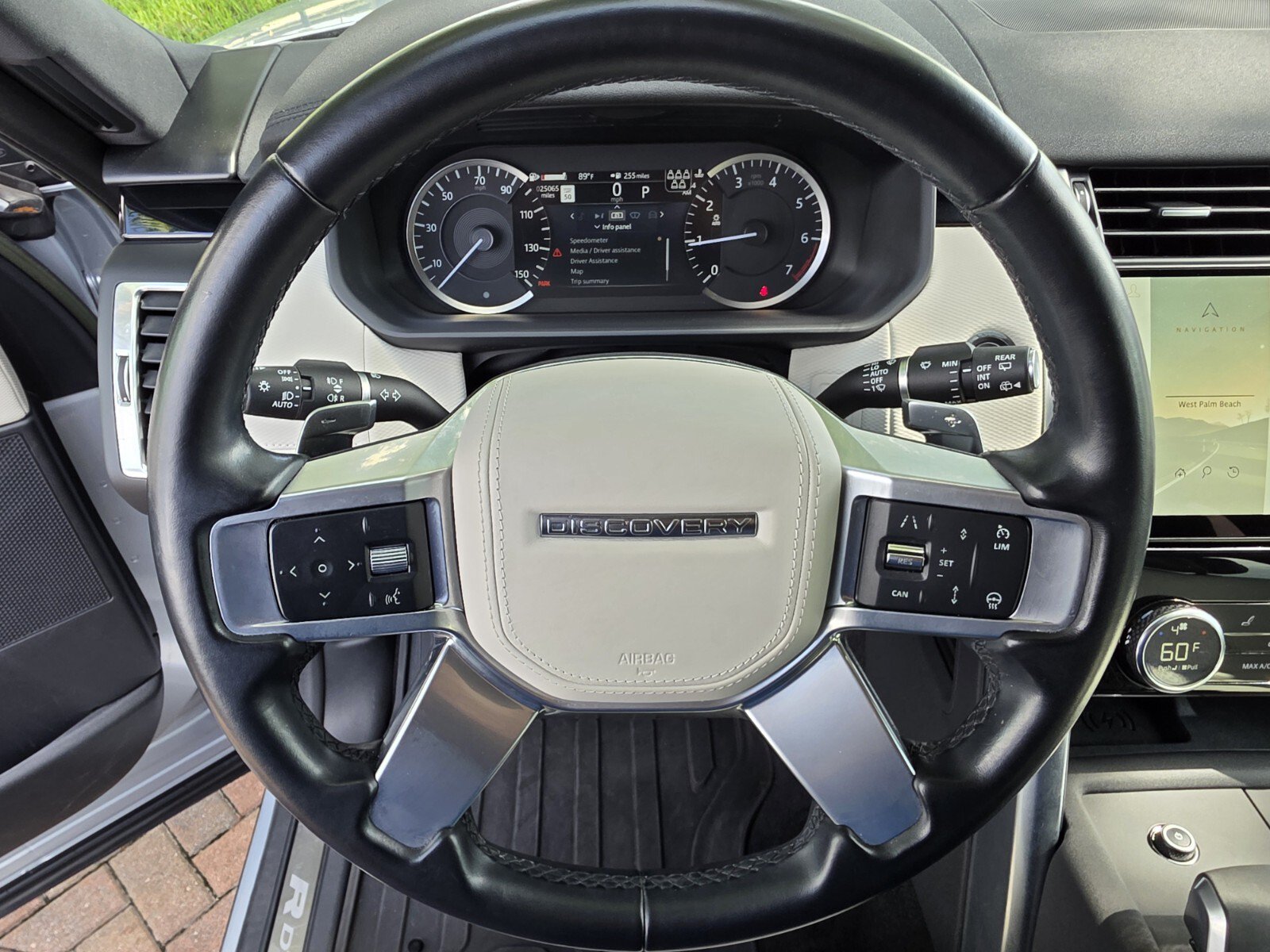 Certified 2023 Land Rover Discovery HSE R-Dynamic AWD/4WD image 19