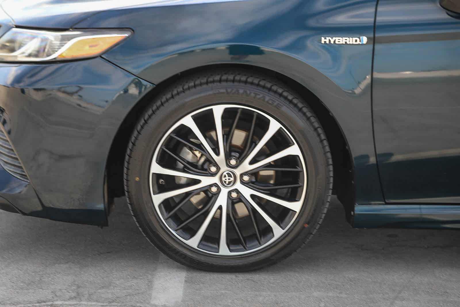 Used 2019 Toyota Camry SE w/ Audio Package FWD image 9