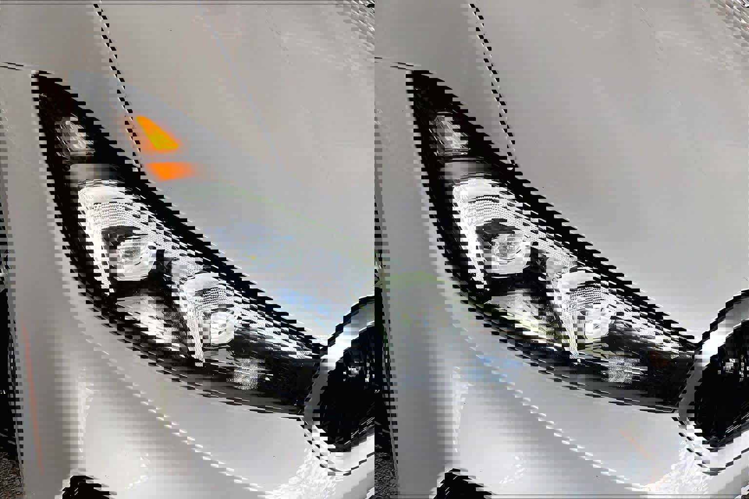 Used 2023 BMW 330i Sedan w/ Parking Assistance Package image 27