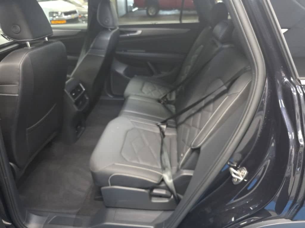 Used 2025 Volkswagen Atlas Cross Sport SE FWD image 17