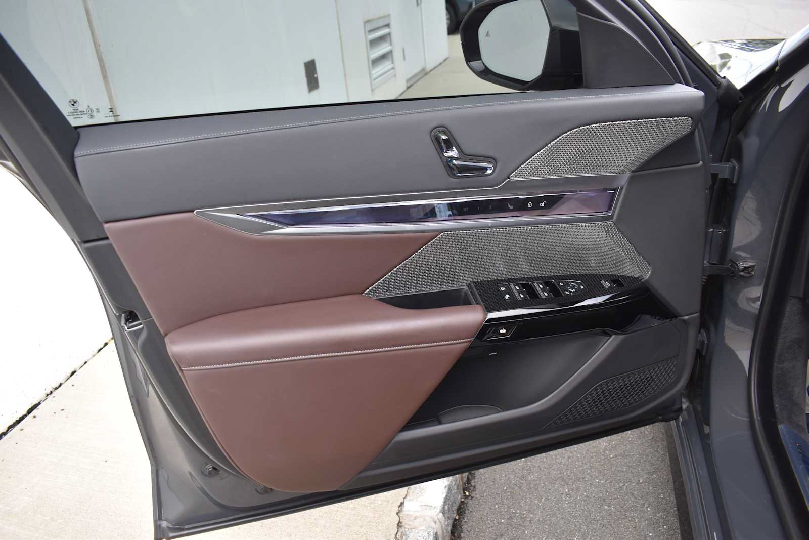 Used 2024 BMW i7 xDrive60 w/ Executive Package AWD/4WD image 17