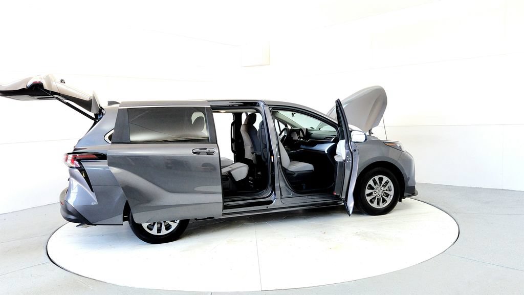 Certified 2025 Toyota Sienna LE AWD/4WD image 12
