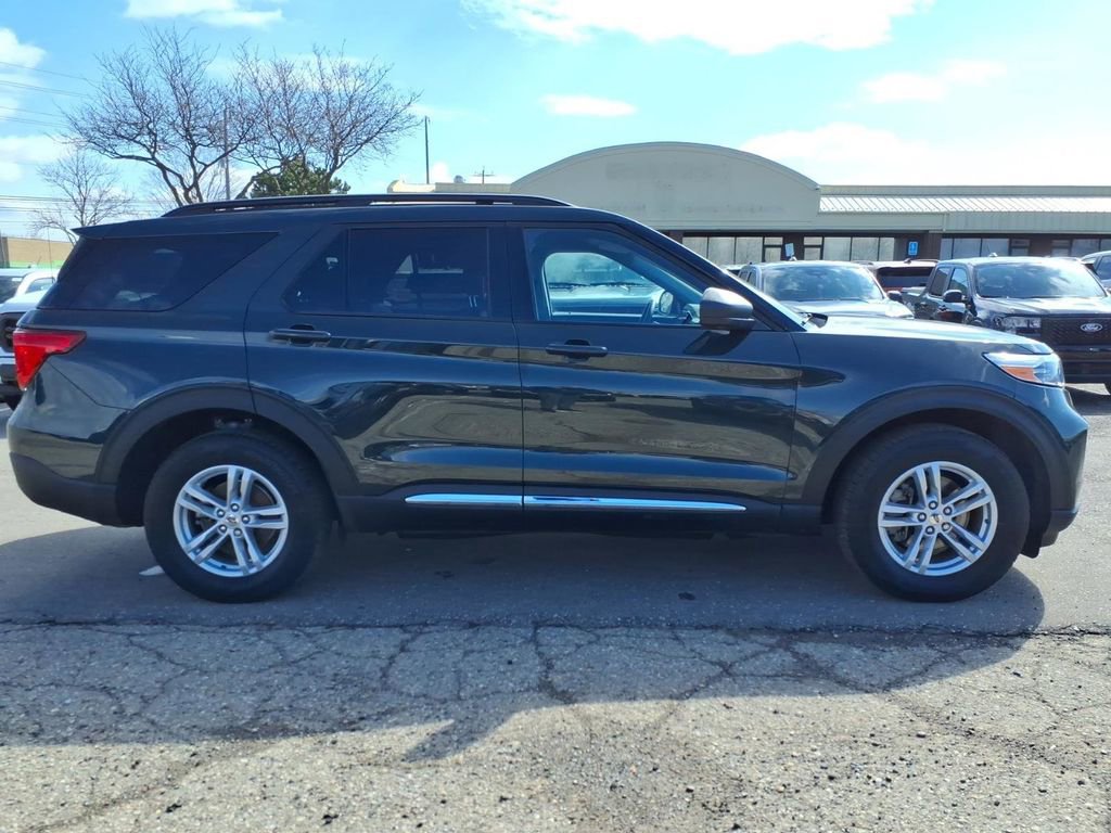 Used 2024 Ford Explorer XLT w/ Equipment Group 202A AWD/4WD image 6