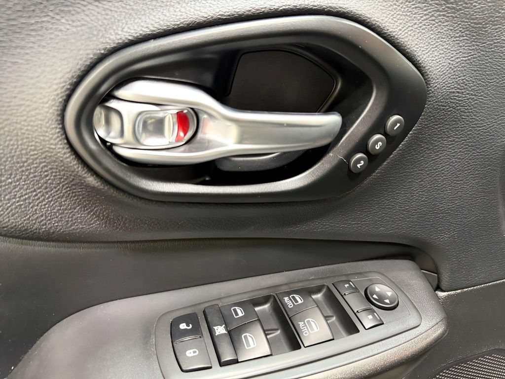 Used 2021 Jeep Cherokee Trailhawk AWD/4WD image 19