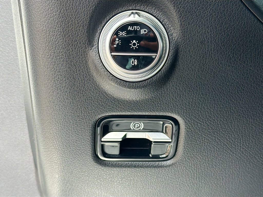 Used 2023 Mercedes-Benz C 300 Sedan image 35