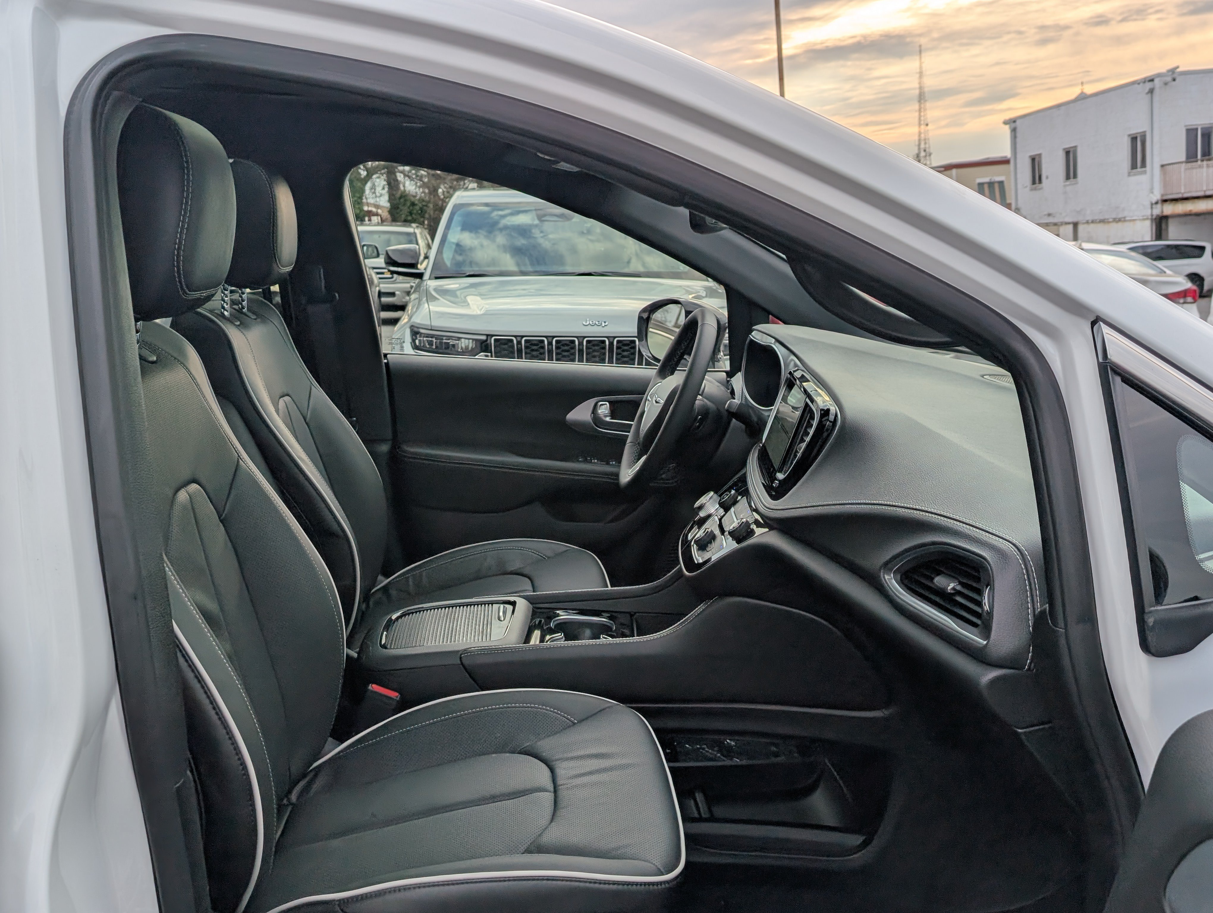 New 2026 Chrysler Pacifica Limited AWD/4WD image 10