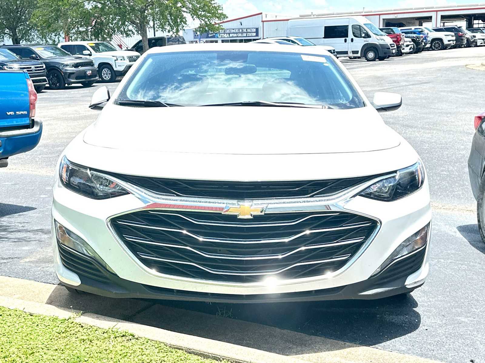 Used 2025 Chevrolet Malibu LT FWD image 2