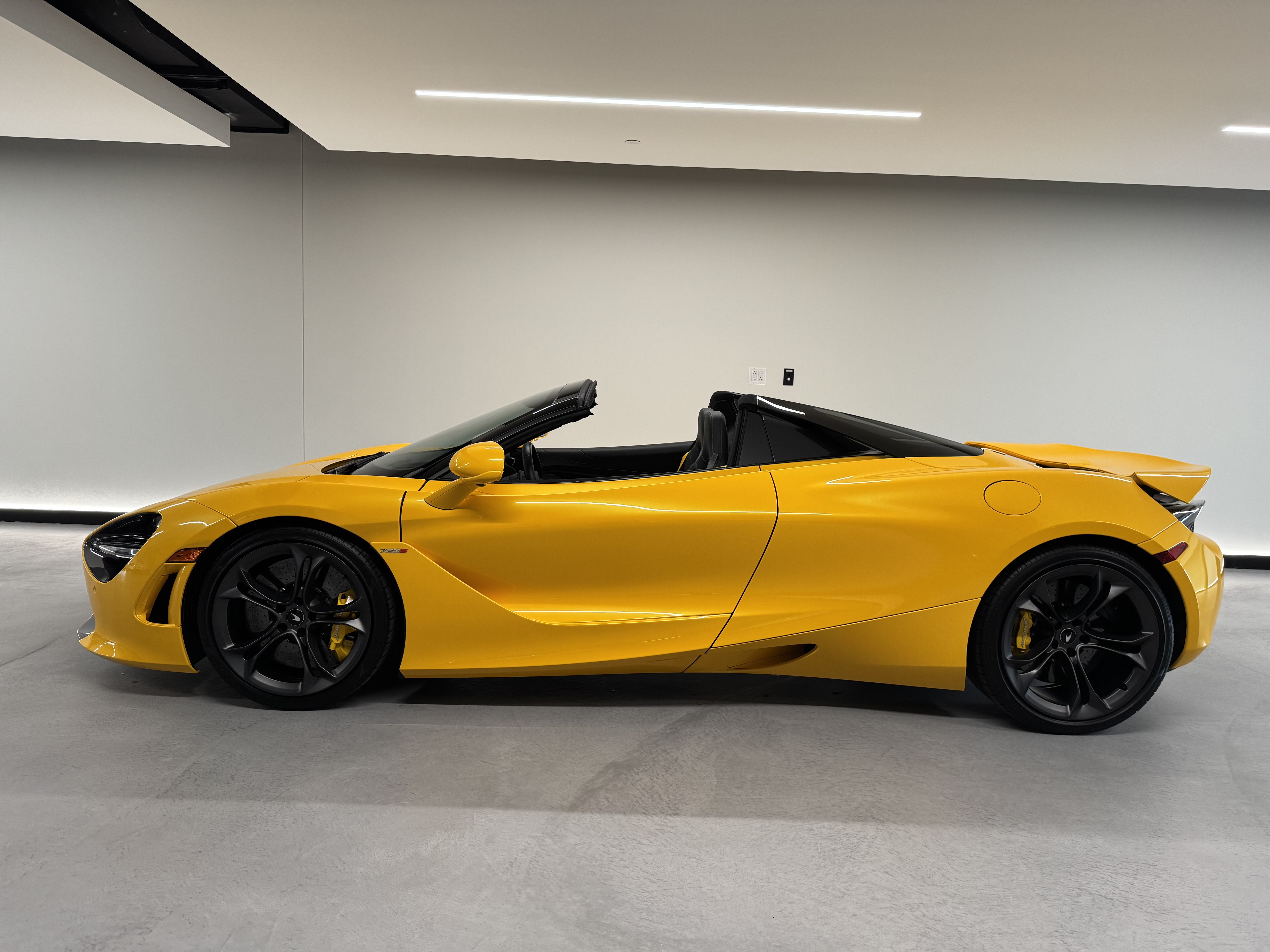 Used 2022 McLaren 720S Spider RWD image 14