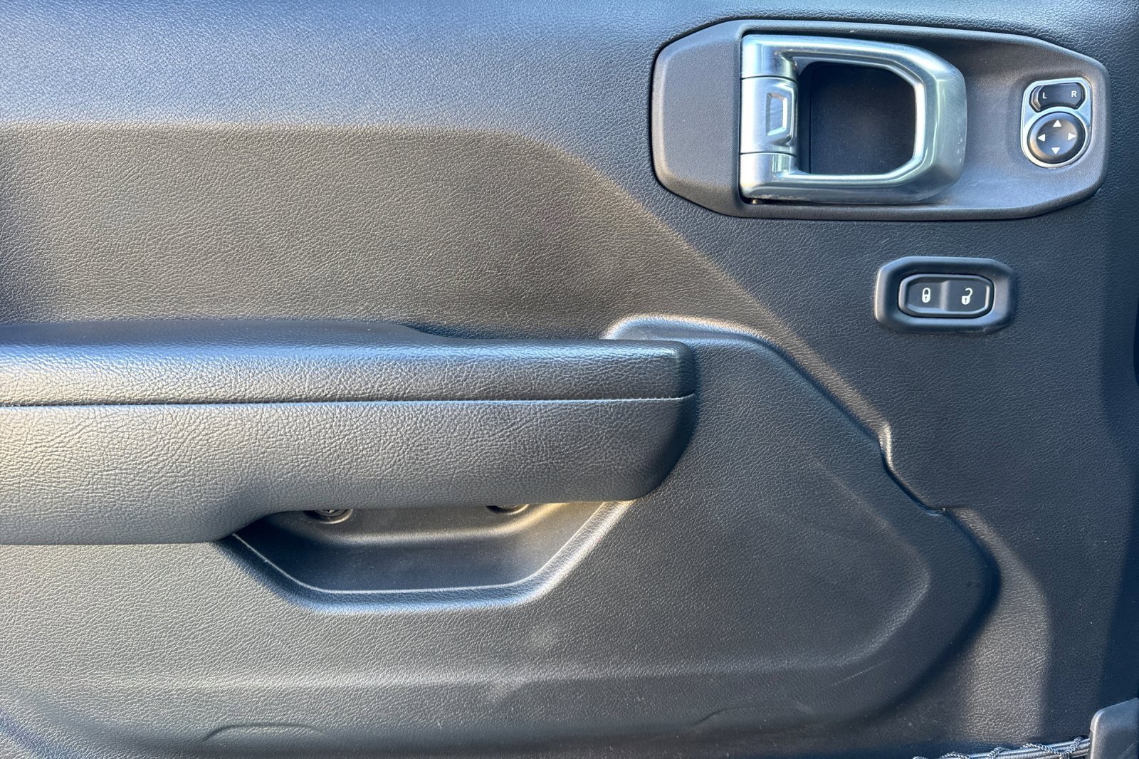 Used 2024 Jeep Wrangler Unlimited image 11