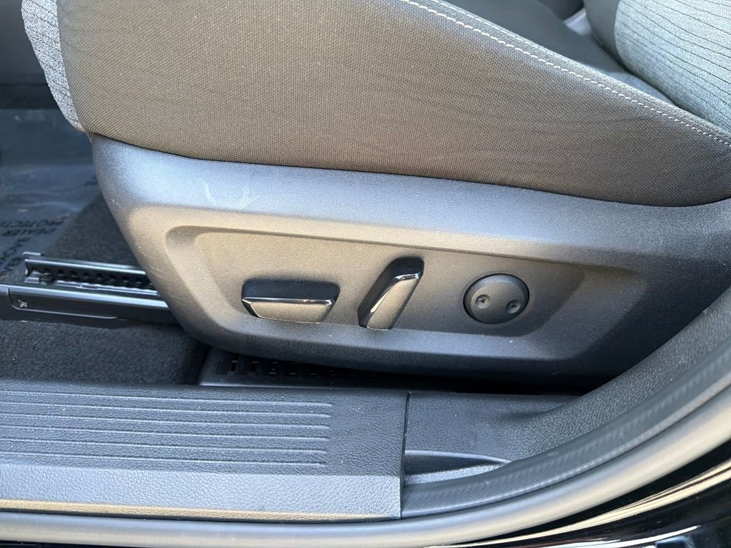 Used 2022 Nissan Rogue SV FWD image 16