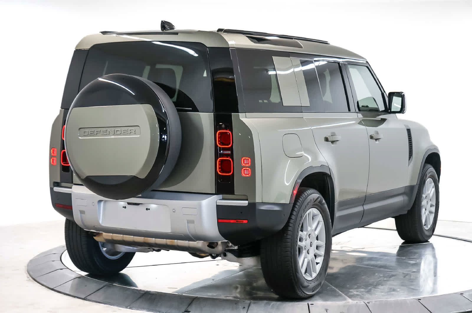 Used 2025 Land Rover Defender 110 S AWD/4WD image 9