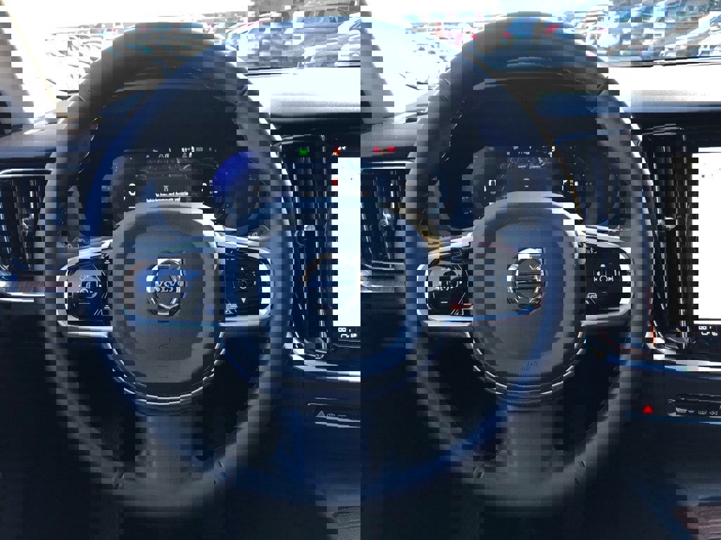 Used 2025 Volvo V60 B5 Cross Country Plus image 18