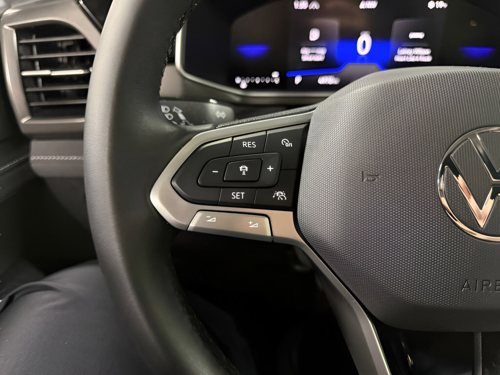 Certified 2025 Volkswagen Taos SE image 12
