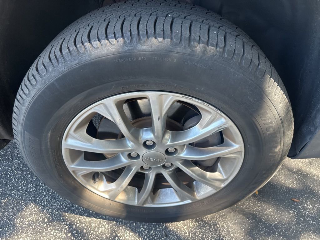 Used 2019 Jeep Cherokee Latitude Plus w/ Comfort/Convenience Group AWD/4WD image 9