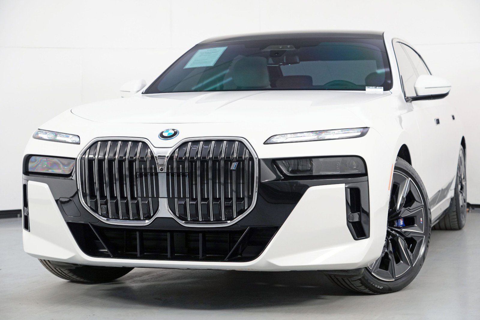 Used 2023 BMW i7 xDrive60 w/ Executive Package 2 image 3