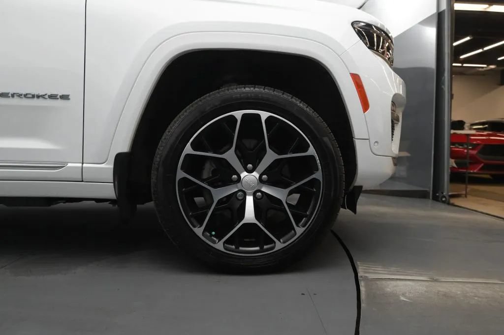 Used 2022 Jeep Grand Cherokee Summit AWD/4WD image 22