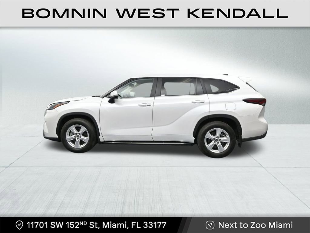 Used 2025 Toyota Highlander LE image 2