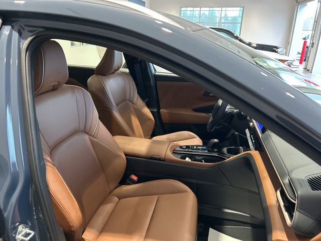 Used 2025 Toyota Crown Signia w/ Advanced Technology Package image 20