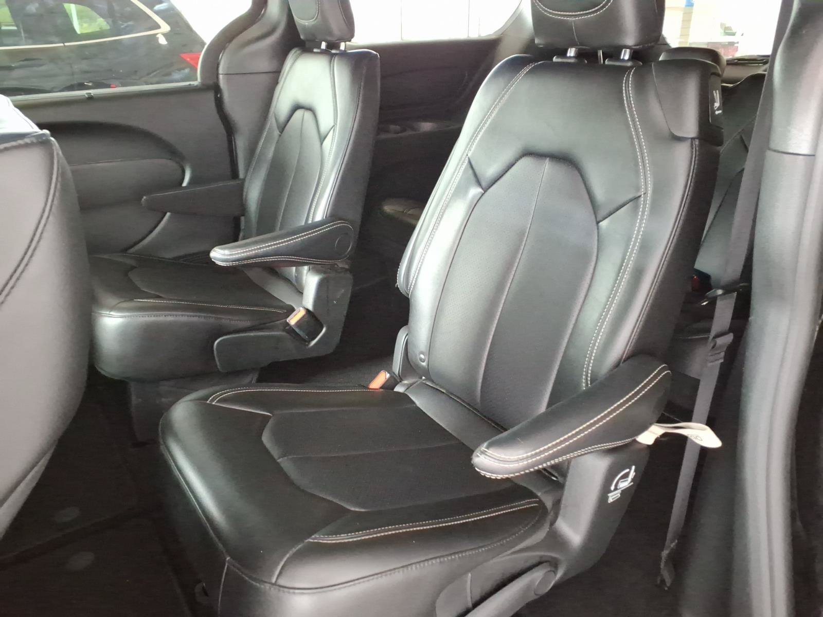 Used 2025 Chrysler Pacifica Select FWD image 13