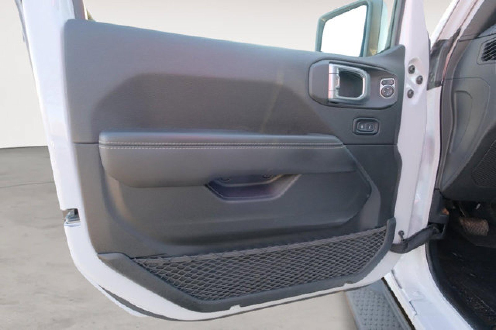 Used 2020 Jeep Wrangler Unlimited Sahara AWD/4WD image 11